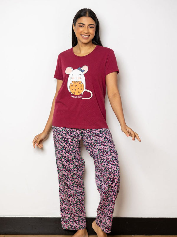 Printed Perfection - Gift Box with Graphic Pajama, Accessories Set & Candles in Red 5